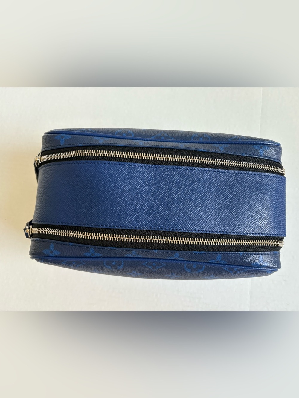 Louis Vuitton - Cobalt Blue Canvas Taigarama Dopp Kit M30849- Pristine Condition - Picture 10 of 15